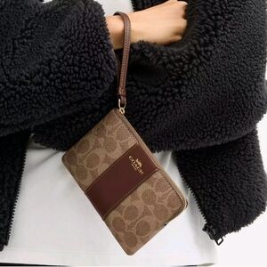 COACH NWT Signature Canvas/Leather Corner Zip Wristlet